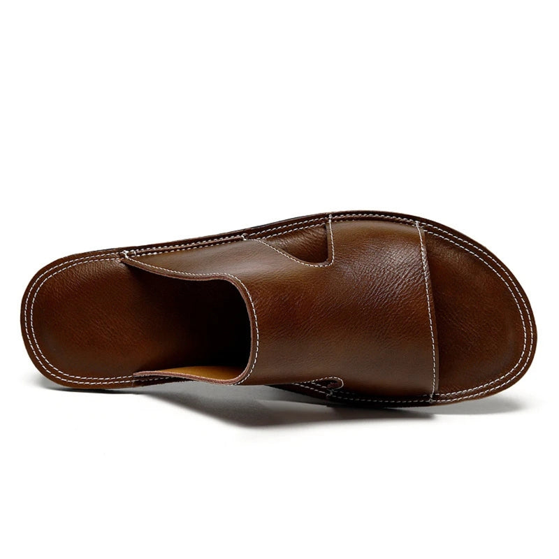 Sandales estivales en cuir pour hommes.