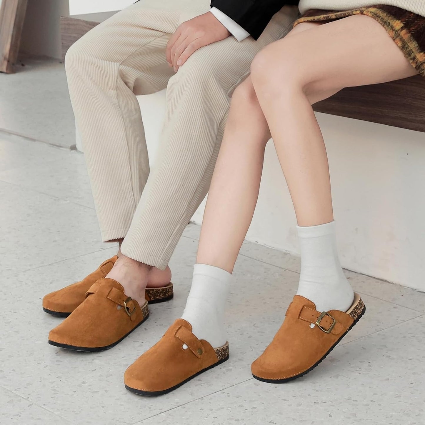 Sabots mules unisexes en daim avec sangle réglable et semelle liège ergonomique