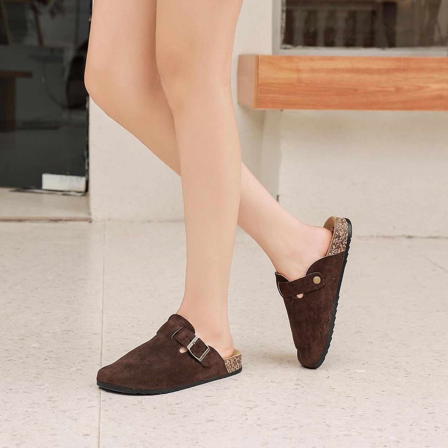 Sabots mules unisexes en daim avec sangle réglable et semelle liège ergonomique