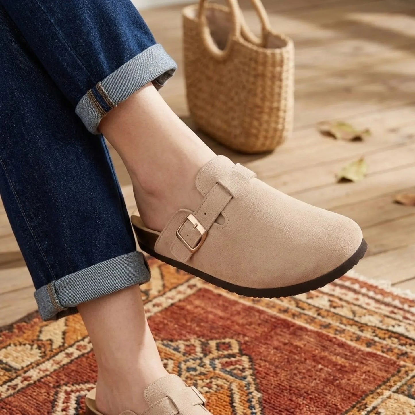 Sabots unisexes en daim beige avec boucle réglable et semelle anatomique en liège